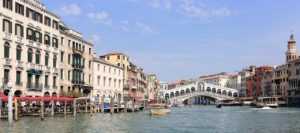 venicePanorama_of_Canal_Grande_and_Ponte_di_Rialto,_Venice_-_September_2017