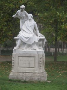 Statue d'Alfred de Musset et de sa muse au parc Monceau.